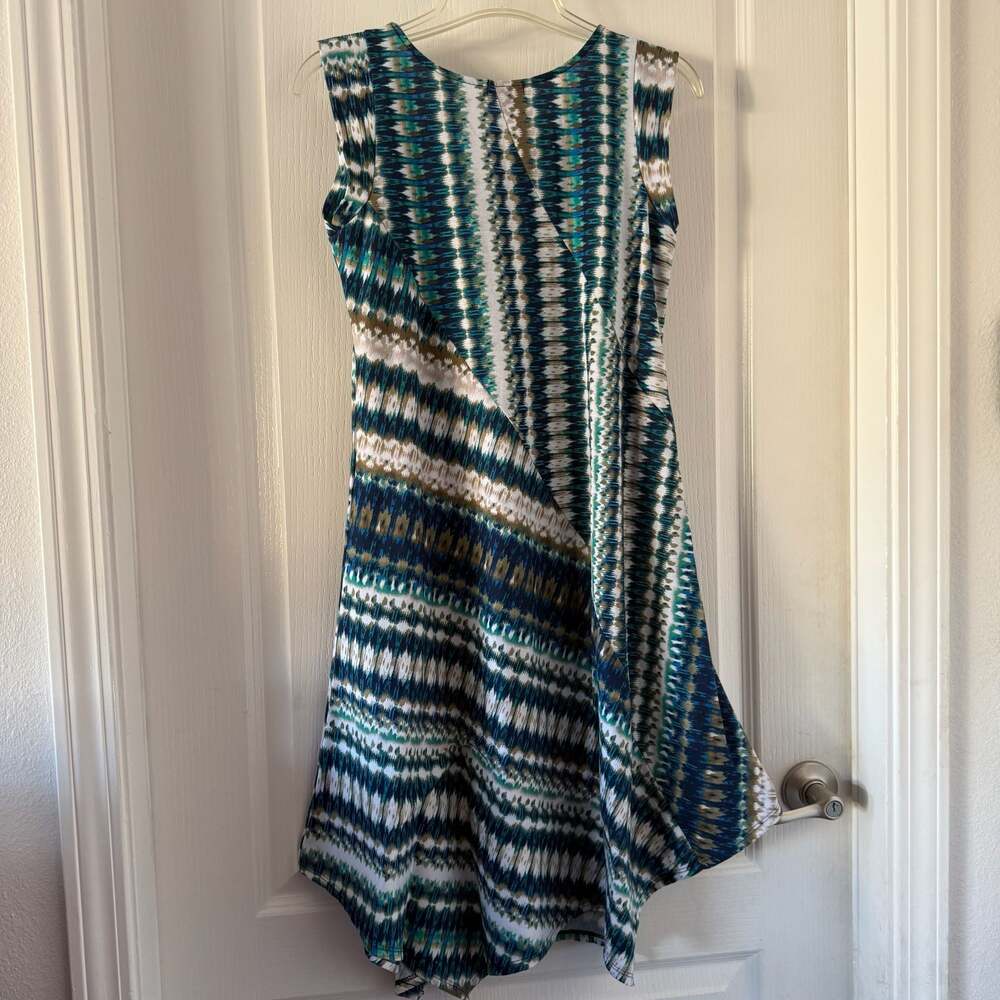Women’s Petite Medium Abstract Print Sharkbite Hem Sleeveless Dress